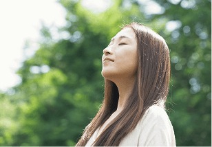 自然の中の女性